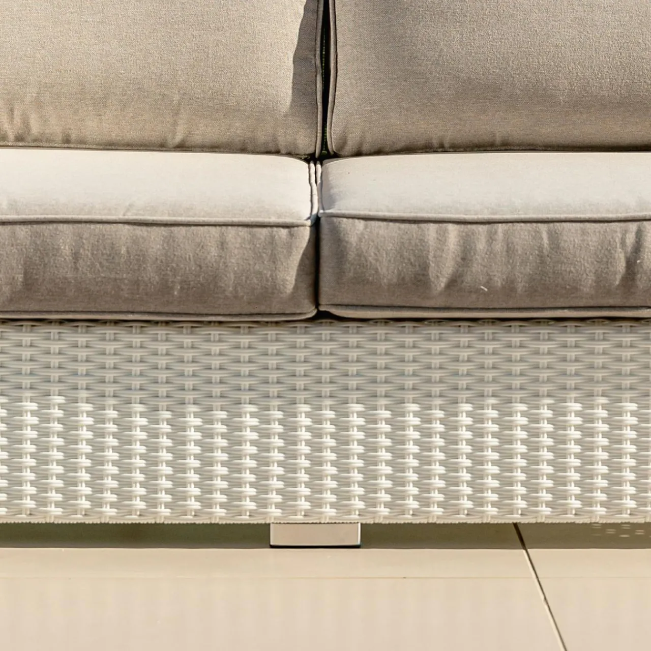 MOBELLIA Chauffeuse de jardin en résine tressée 2 places Palma Blanc et taupe Tressé Blanc - Taupe Sale