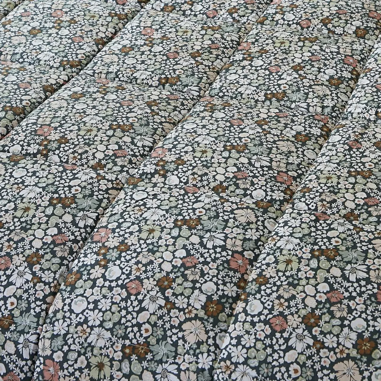 L'EFFET PAPILLON Couette imprimée tempérée (140 x 200 cm) et une taie coton Malia Multicolore Hot