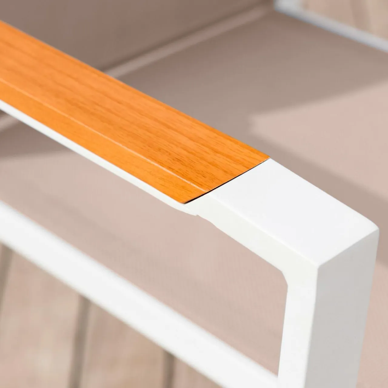 MOBELLIA Fauteuil de jardin aluminium et bois teck empilable Bali Blanc