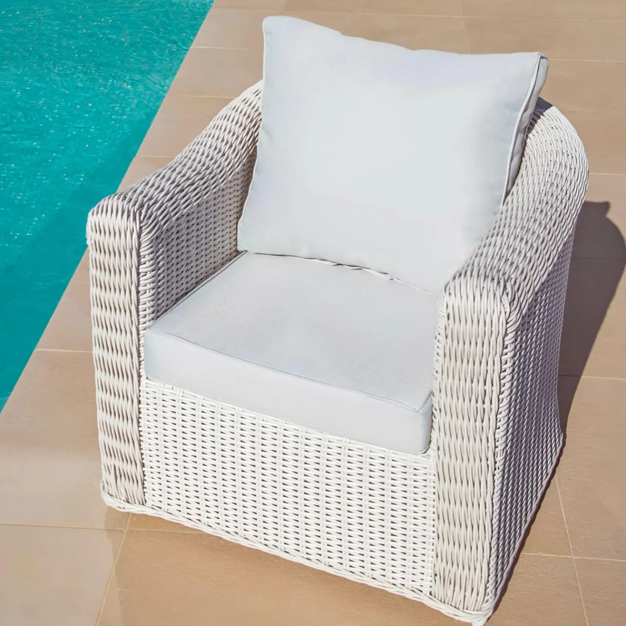 MOBELLIA Fauteuil de jardin en résine tressée Calvi Blanc et gris clair Tressé Blanc - Gris clair New