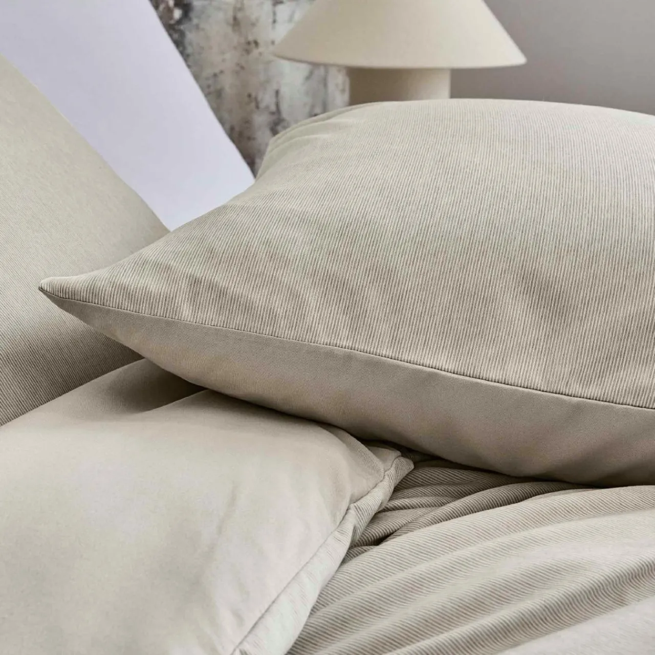 douceur d'intu017drieur Housse de couette et deux taies d'oreiller microfibre (240 x 220 cm) Azura Beige Discount