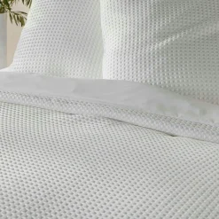 douceur d'intu017drieur Housse de couette et deux taies d'oreiller effet nid d'abeille (240 x 220 cm) Abelia Blanc Clearance