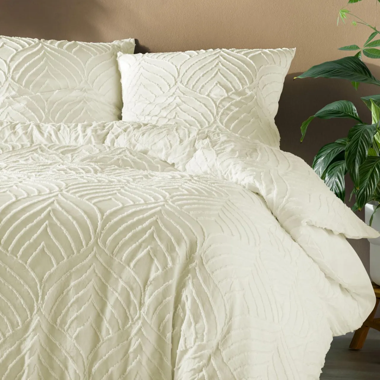 douceur d'intu017drieur Housse de couette et deux taies microfibre tuftée (260 x 240 cm) Heltie Ivoire Sale