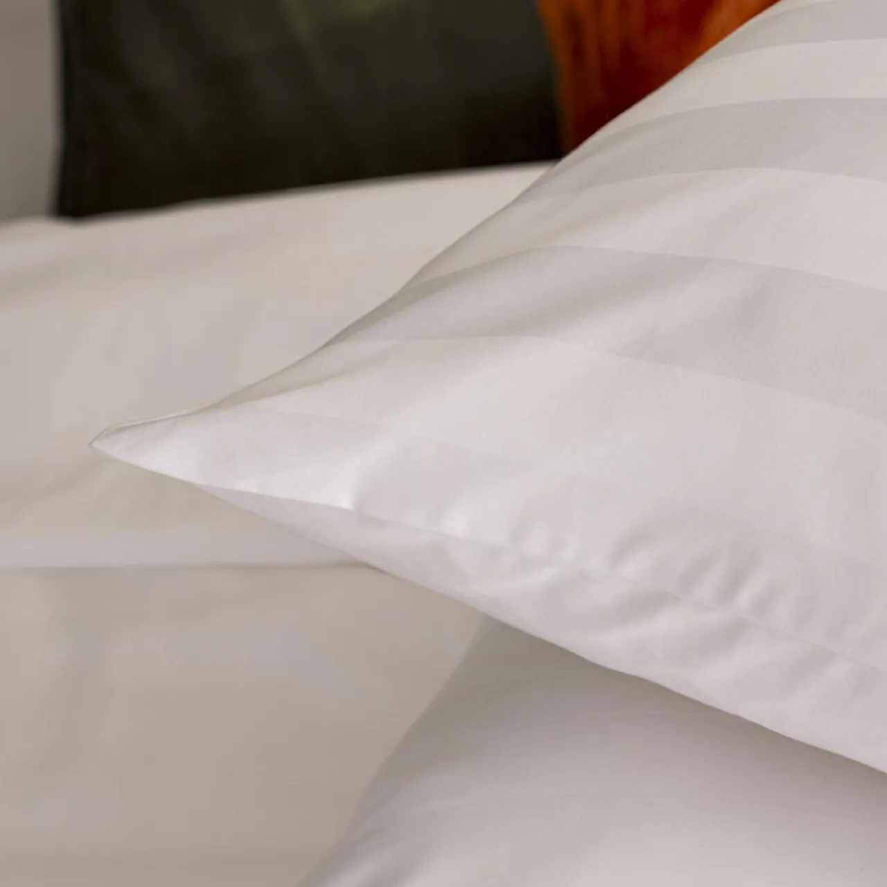 ATMOSPHERA Housse de couette et deux taies satin de coton (260 x 240 cm) Isadora he Blanc Sale