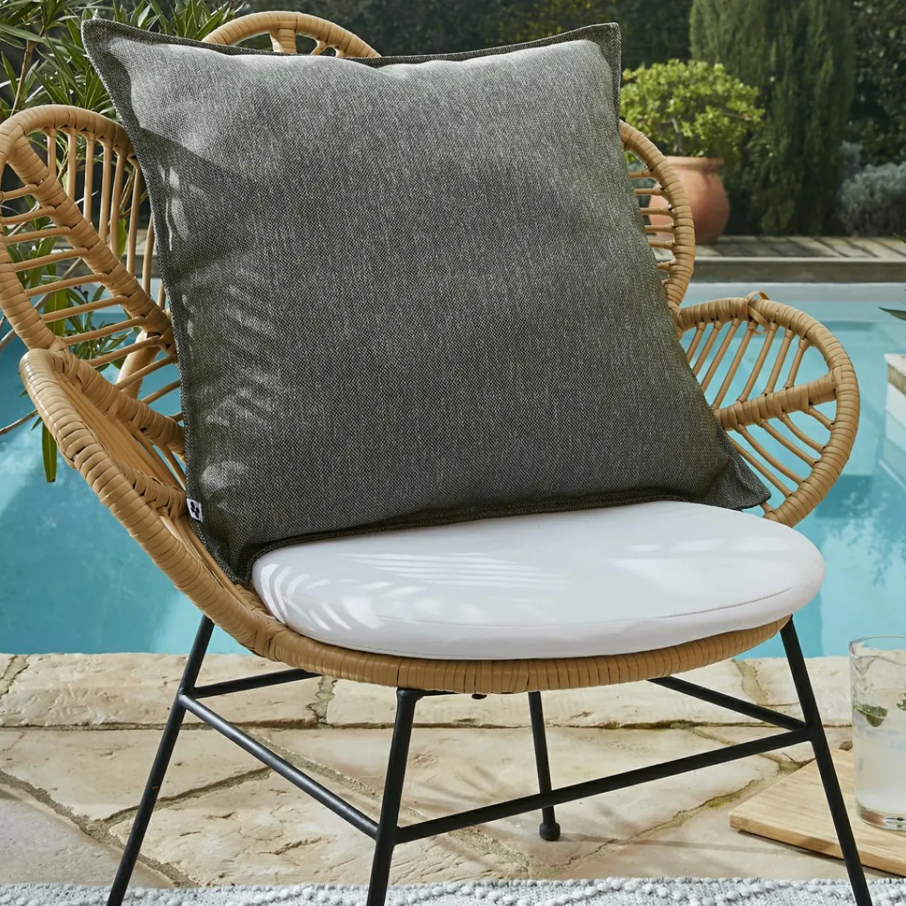 L'effet papillon Housse de coussin extérieur carrée (60 x 60 cm) Naia Vert nénuphar Vert mousse Hot