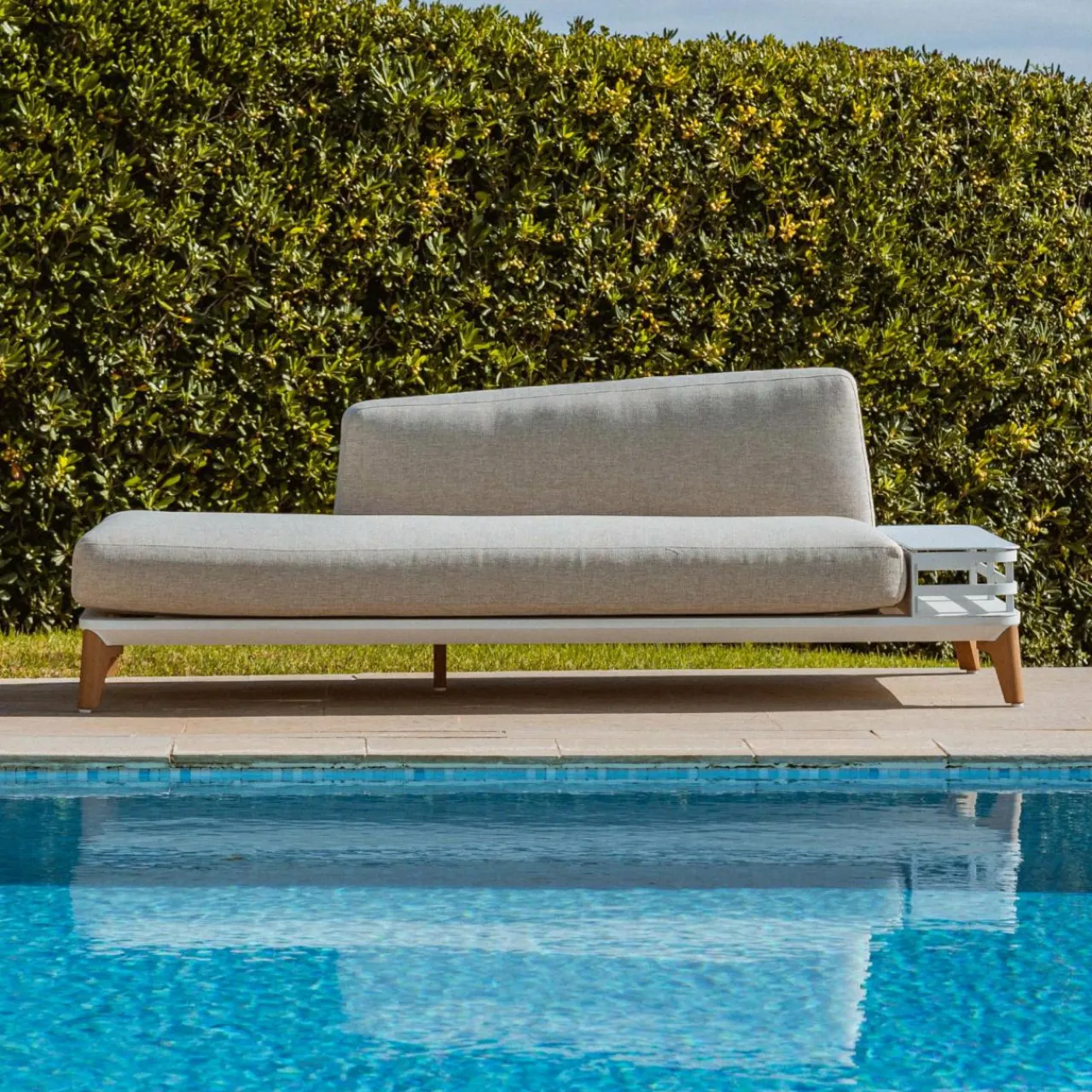 MOBELLIA Méridienne de jardin en aluminium Monte Carlo et taupe Blanc Clearance