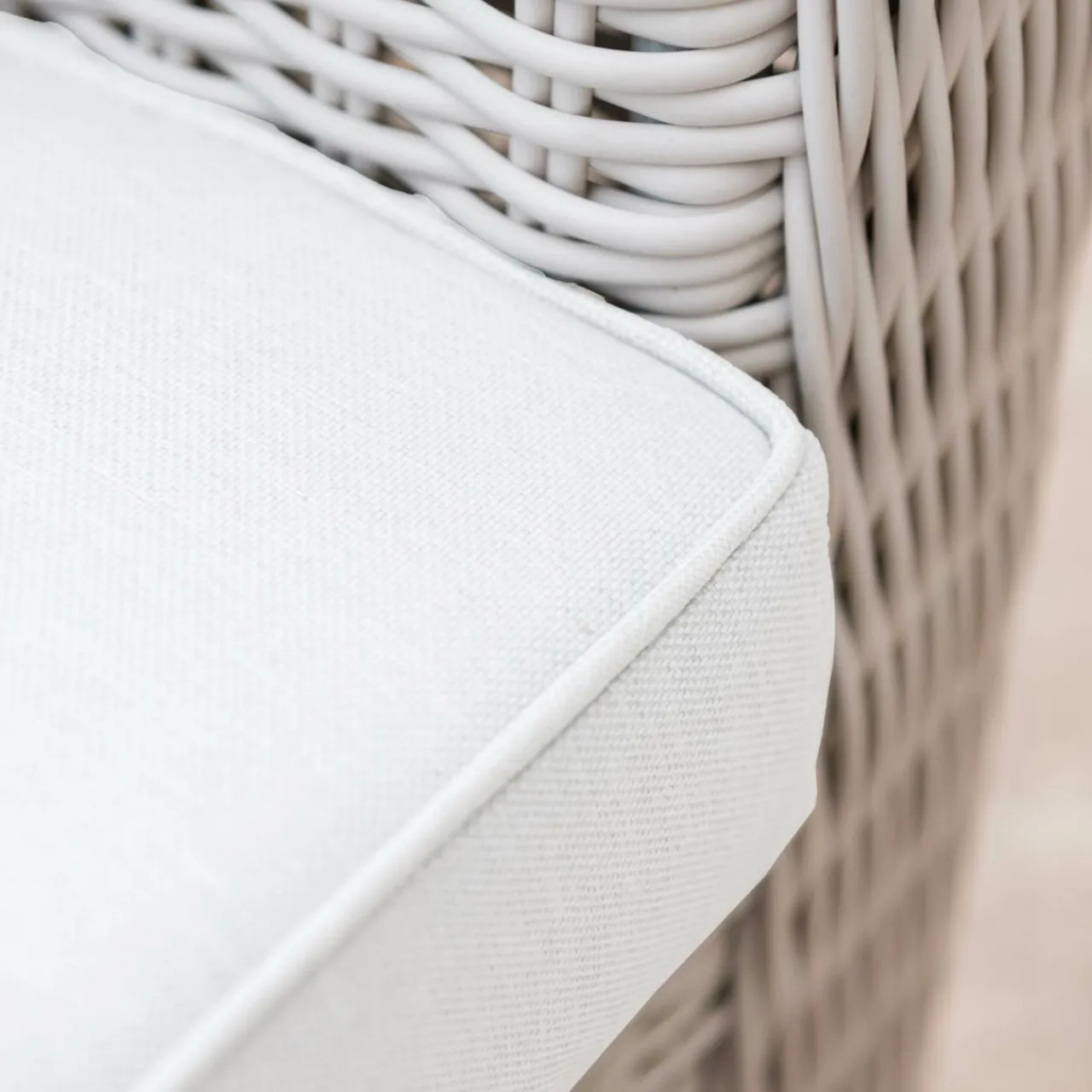 MOBELLIA Salon de jardin en résine tressée 7 places 5 pcs Calvi Blanc Tressé Blanc - Blanc Clearance