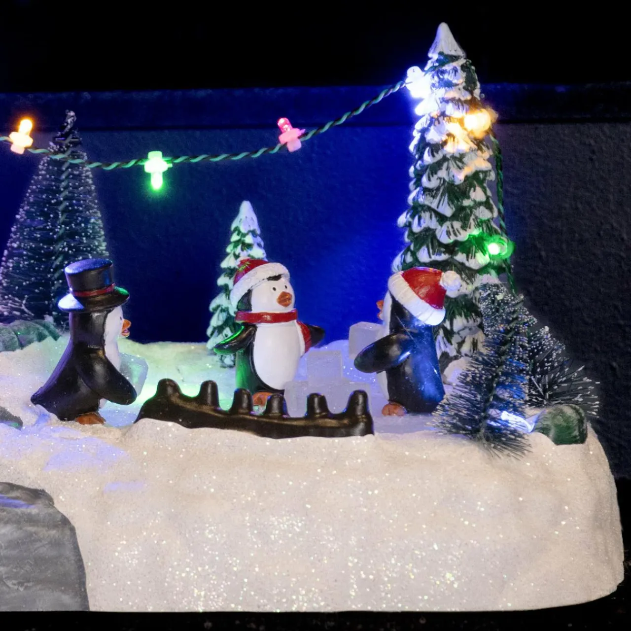 KAEMINGK Scène de vie illuminée à piles Aire de jeu des pingouins Multicolore Clearance