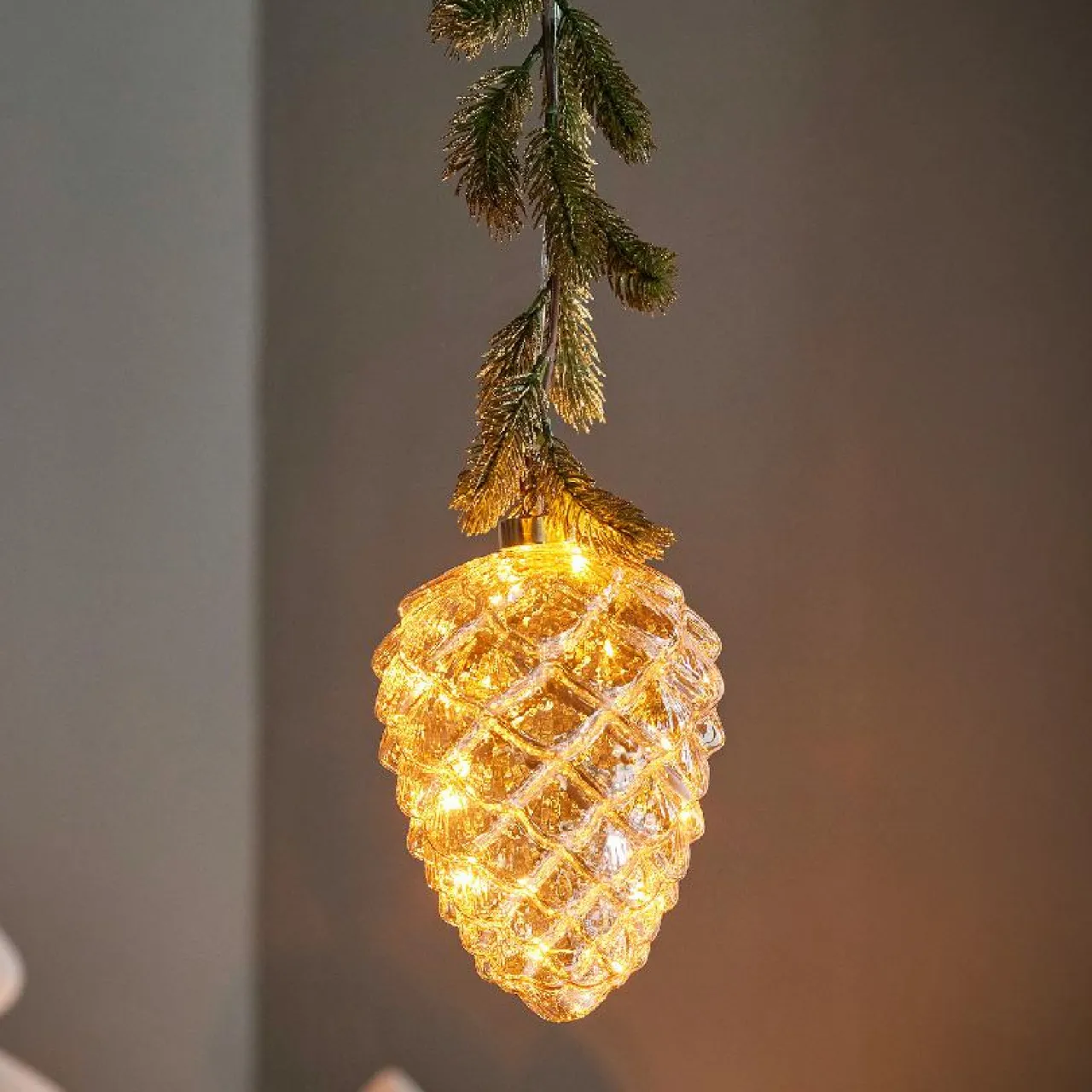 KAEMINGK Suspension lumineuse à piles 15 LED (H21 cm) Sapinette et Pomme de pin Blanc chaud Clearance