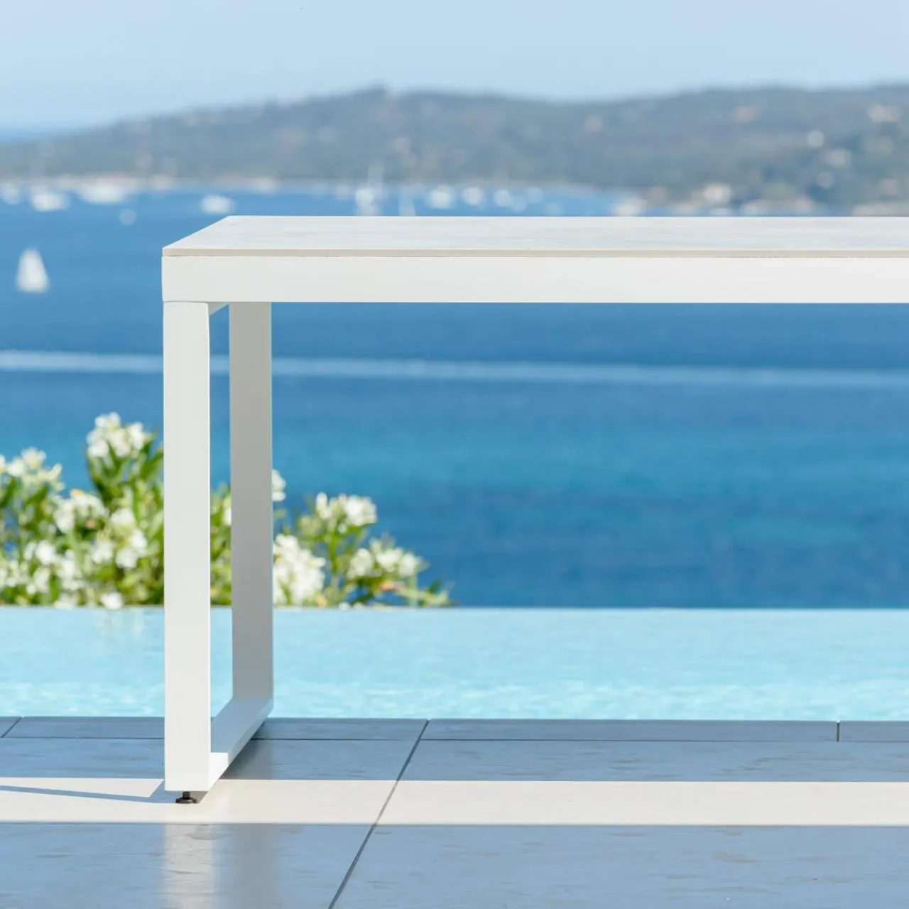 MOBELLIA Table de jardin en aluminium et céramique 8 places (180 x 90 cm) Kore Blanc et Gris clair