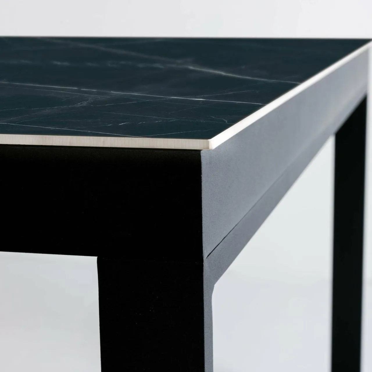 MOBELLIA Table de jardin en aluminium et céramique 10 places (240 x 120 cm) Kore Noir marbré Hot