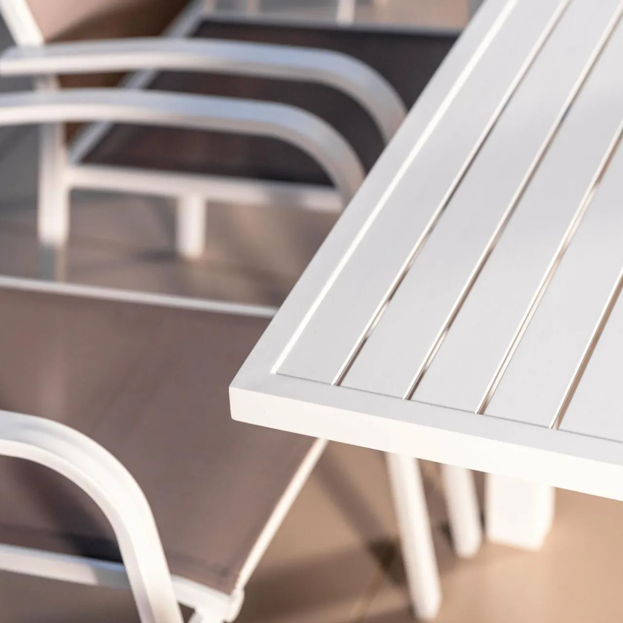 MOBELLIA Table de jardin extensible aluminium 10 places (135/270 x 90 cm) Murano Blanc Clearance