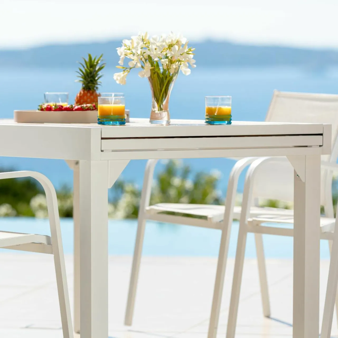 MOBELLIA Table de jardin extensible en aluminium 10 places effet bois (135/270 x 90 cm) Murano Blanc