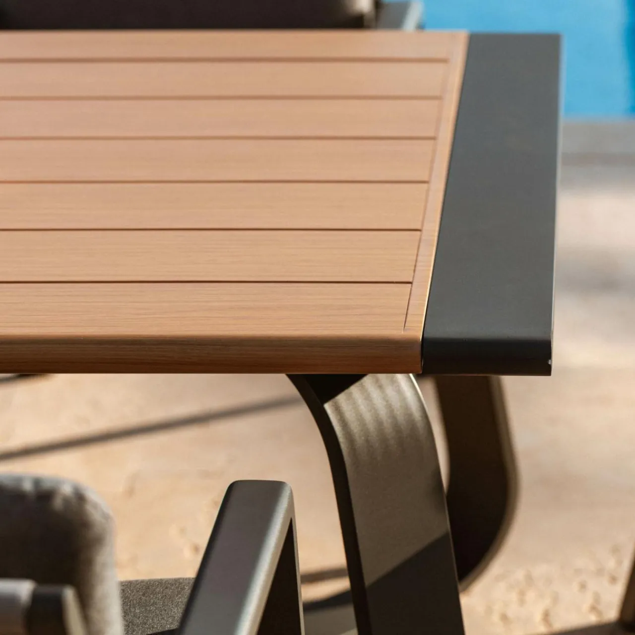 MOBELLIA Table de jardin rectangulaire en aluminium 10 places (240 x 100 cm) Long Beach Gris Anthracite Hot