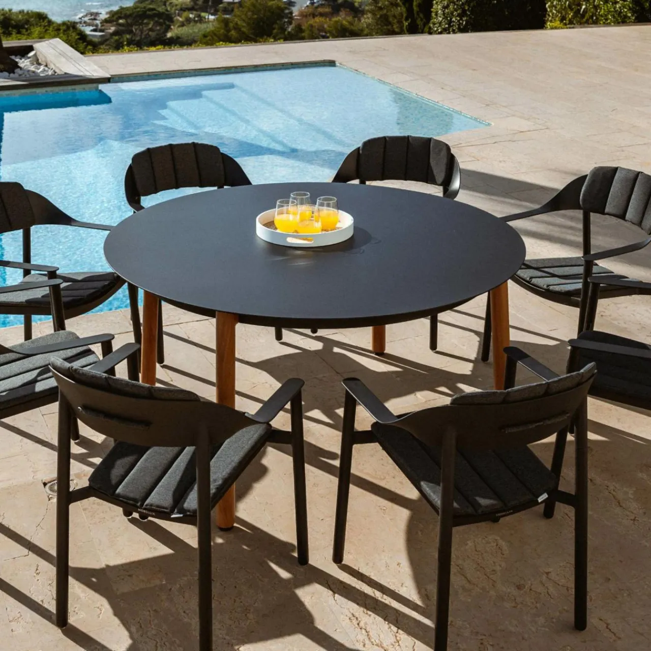 MOBELLIA Table de jardin ronde en aluminium 8 places (D149 cm) Monte Carlo Gris Anthracite