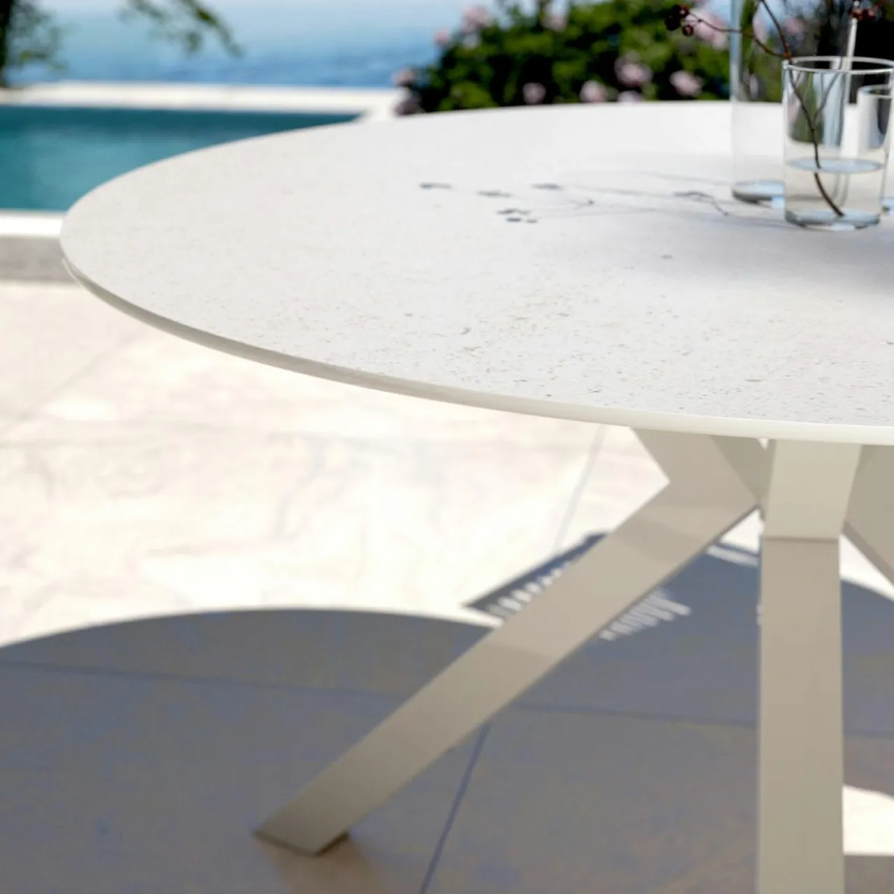 MOBELLIA Table de jardin ronde en aluminium et céramique 6 places (D120 cm) Kore Blanc Sale