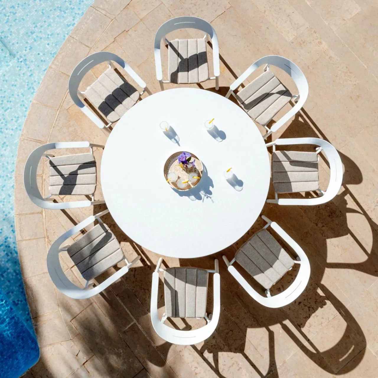 MOBELLIA Table de jardin ronde en aluminium 8 places (D149 cm) Monte Carlo Blanc Hot