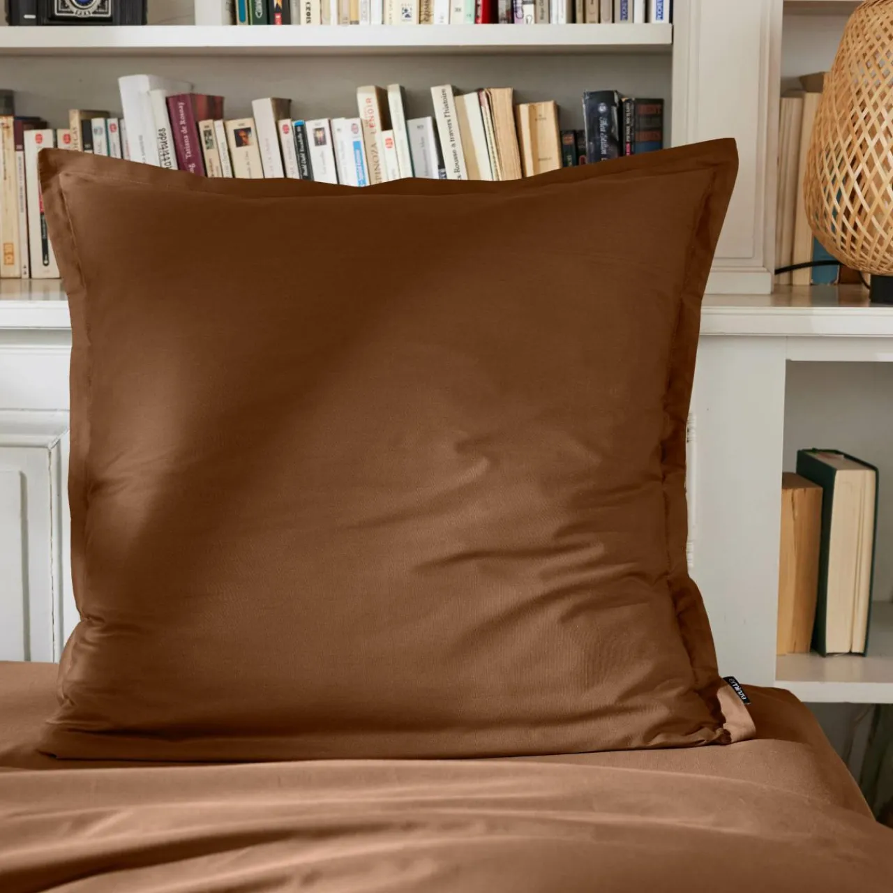 EMINZA Taie d'oreiller carrée percale de coton (65 x 65 cm) Cali Marron Chocolat Hot
