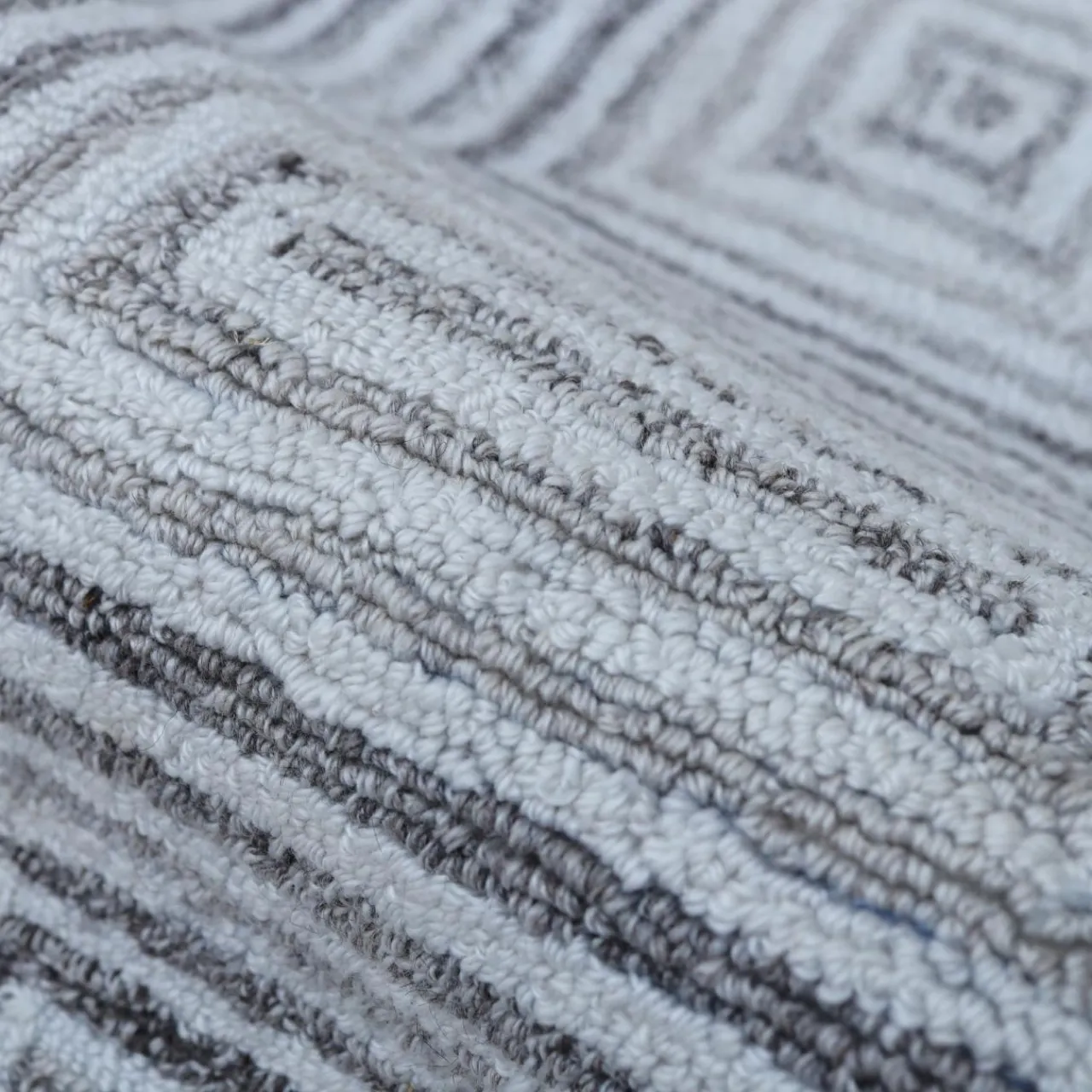 EMINZA Tapis de salon rectangulaire matière recyclée tuftée (140 x 200 cm) Shelton Gris Discount