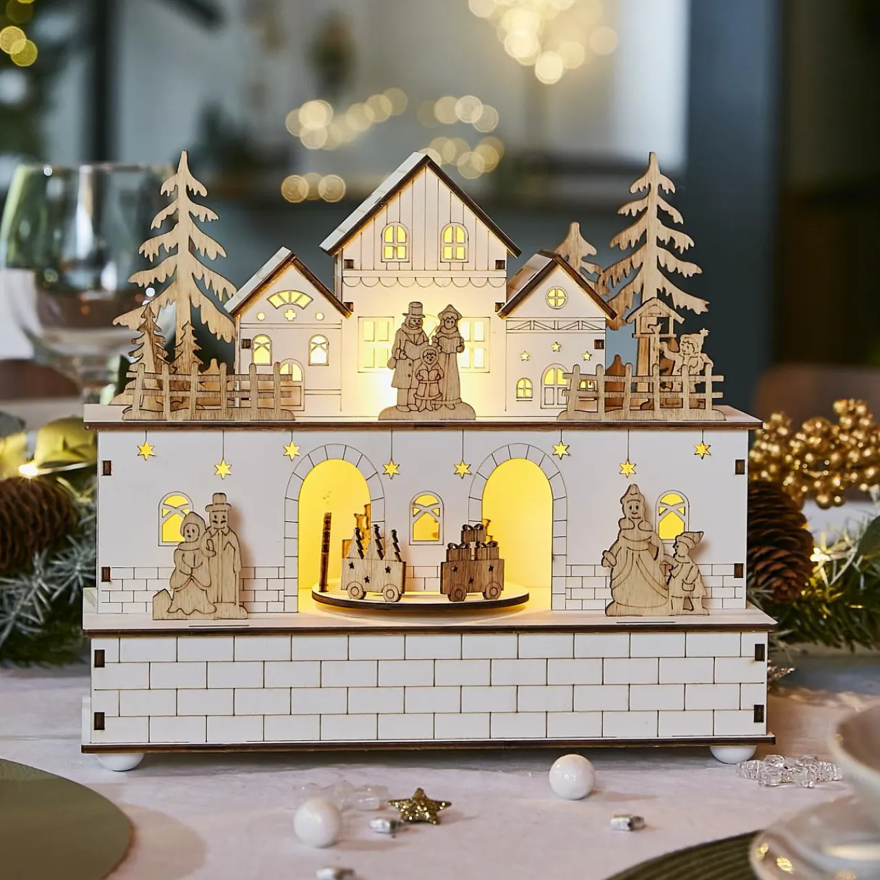 KAEMINGK Village de Noël en bois lumineux et musical à piles (21 x H24 cm) Villageois en fête Online