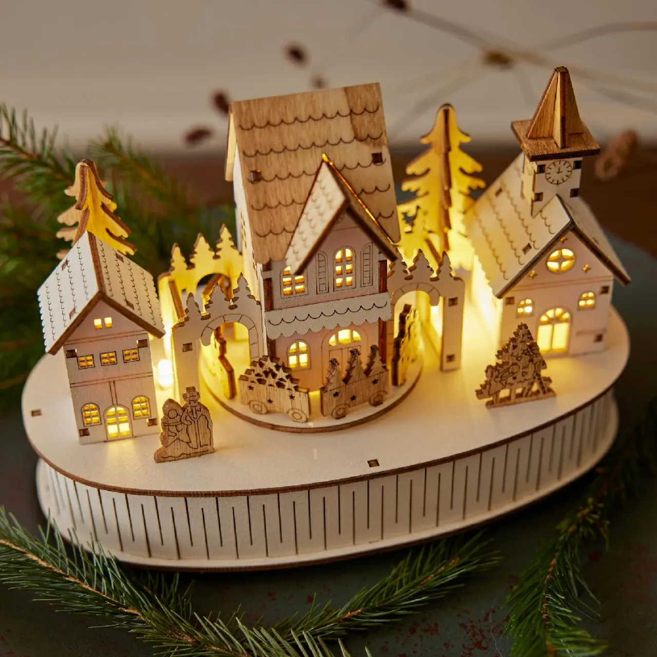 KAEMINGK Village de Noël en bois lumineux et musical à piles (22 x H15 cm) Ville de lumière Sale