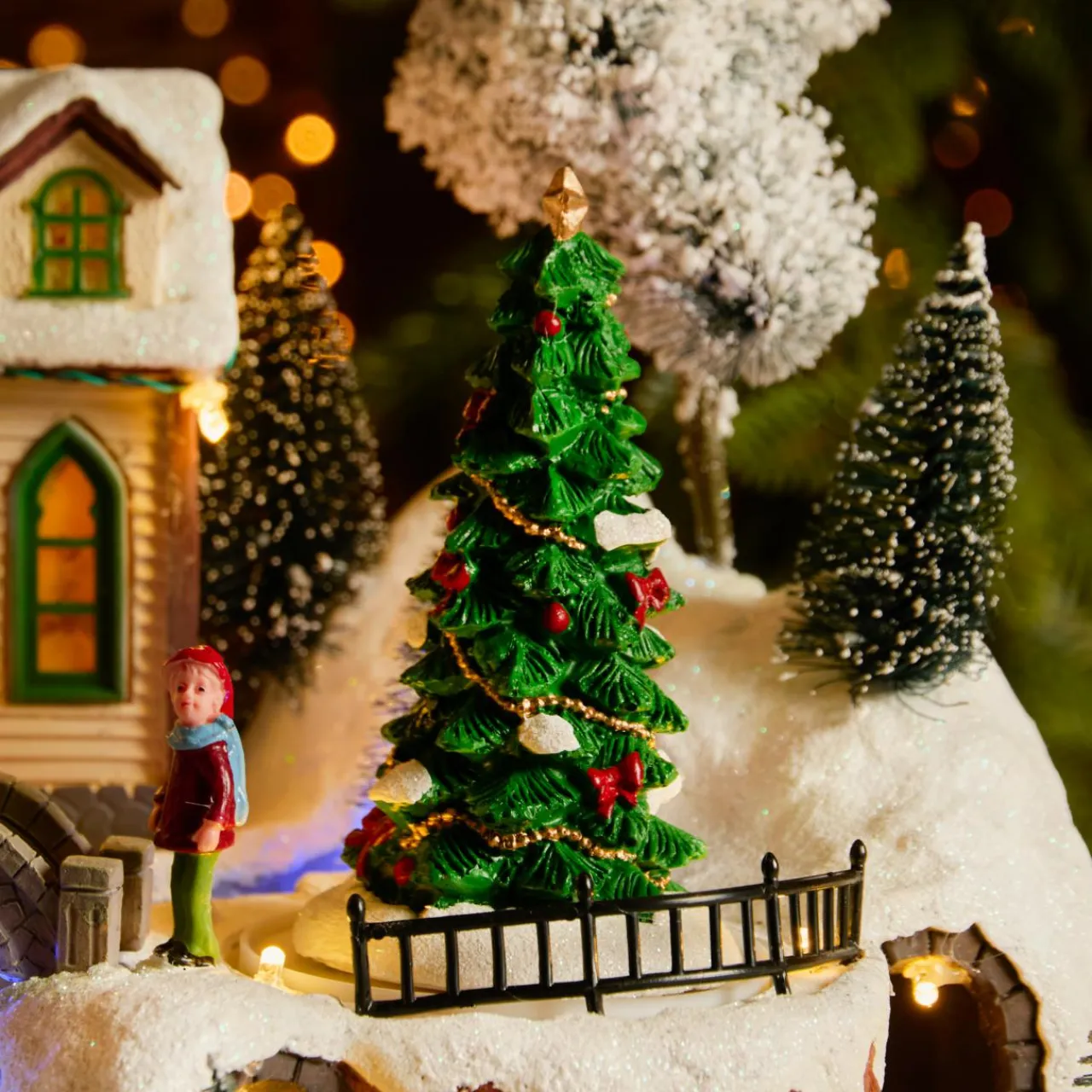 KAEMINGK Village de Noël lumineux, animé et musical (H33 cm) Eglise et chanteurs Multicolore Outlet